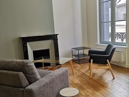 a louer appartement t2 + terrasse 20m2 hyper centre de tours  halles / saint martin