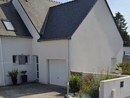maison familiale récente avec mini-piscine et atelier