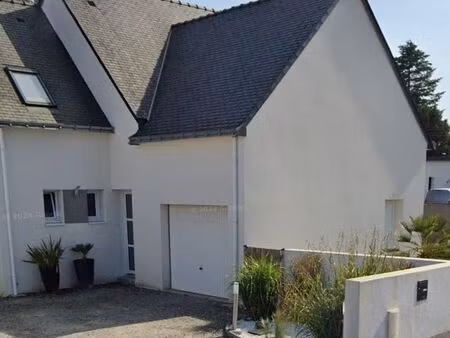 maison familiale récente avec mini-piscine et atelier