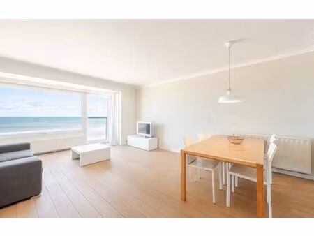 prachtig gerenoveerd appartement met frontaal zeezicht