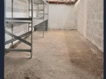 local  box  remise  stockage  entrepôt  atelier  débarra avec edf   parking petite voiture