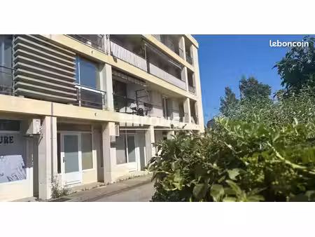 les angles – local professionnel climatisé de 29 m² avec parking  proche avignon