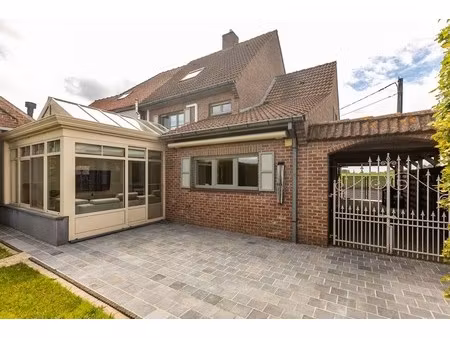 ruime halfopen woning met garage  carport en tuin