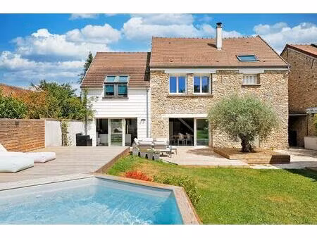 réhabilitation contemporaine d'une ancienne grange au coeur du village de moisenay