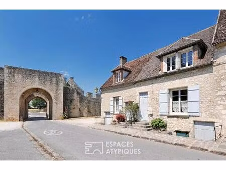 l'authenticité au cœur des remparts : une demeure étonnante avec crypte médiévale