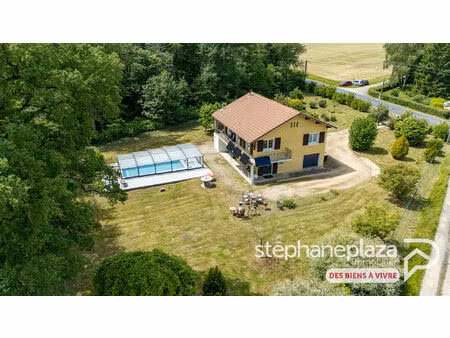 propriété composée d'une maison entièrement rénovée de 133m² habitables sur 3164m² de terr