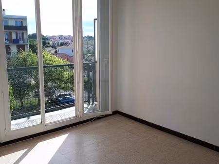 t2 de 40 m² avec cellier  cave et parking