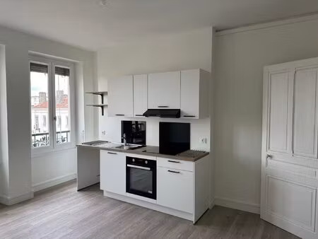 t1bis lyon 8ème 990€ cc