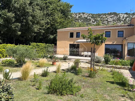 belle maison de type bastide provençale d'environ 280 m² sur parcelle de 1517 m² avec pisc