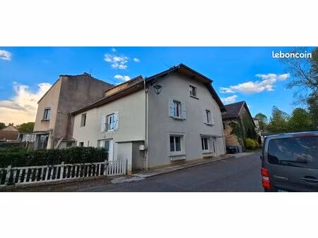maison à louer dans le centre du village de mantry (39230)