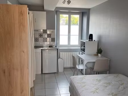 location studio meublé