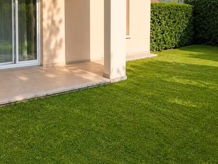 centre village – résidence de standing très sécurisée – rez-de-jardin privatif