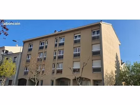 à louer – appartement t3 de 75 m² – saint-bonnet-le-château