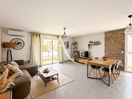 a vendre t3 avec terrasse  balcon  garage et parking -résidence récente 13013 château-gomb