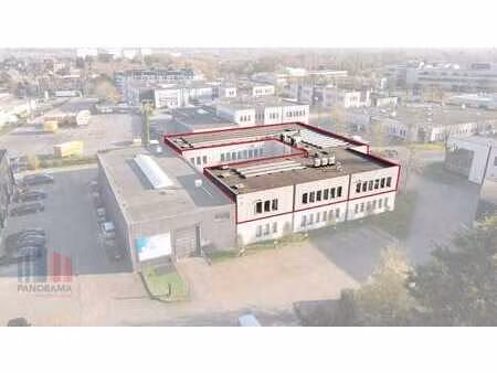 900 m² de bureaux et 11 places de parking  visibilité de...