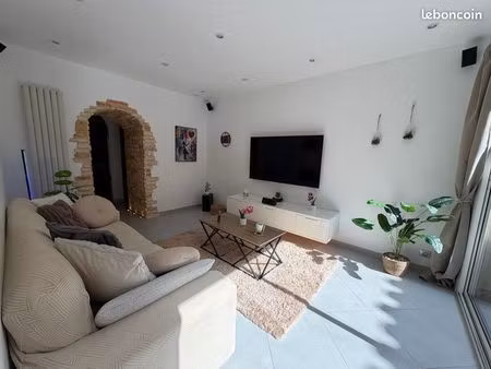 maison de ville meublée 4 pièces – 3 chambres – terrasse – garage – saint-just-saint-rambe