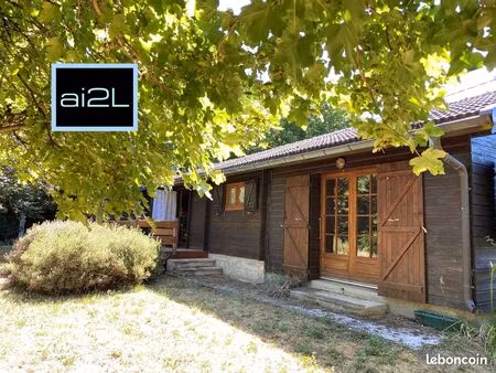 chalet dans un cadre arboré - terrain en zone ur