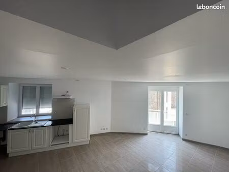 à louer – duplex de 82 m² en centre-ville de saint-pal-de-mons