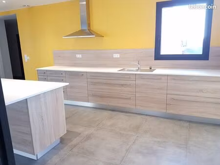 maison de ville de 175m² d’architecte. libre début juillet centre de st amour cour fermée 