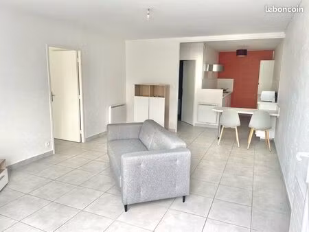 appartement t2 rénové de 55m2  place de parking
