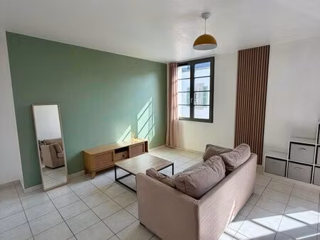 t3 meublé 52 m² – vue rivière – parking couvert – calme et bien isolé – centre pont-l’abbé