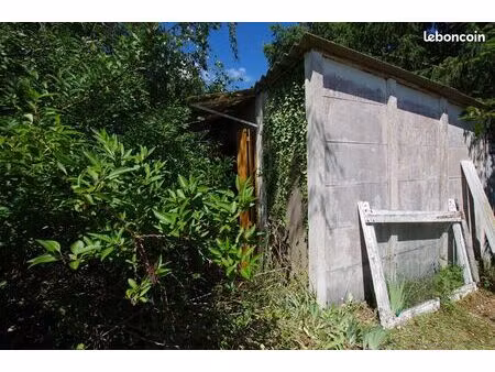 petite dépendance sur terrain de loisirs