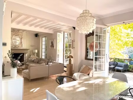 maison bourgeoise avec piscine et maison d'amis  dans son écrin de verdure...