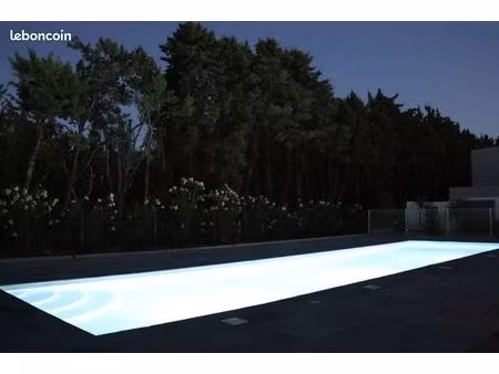 appartement de standing avec piscine et jardin à lattes