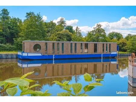 espace de consultation sur une péniche à nantes