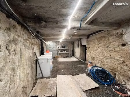 cave 30 m²  sécurisée  rénovée  accessible avec une rampe