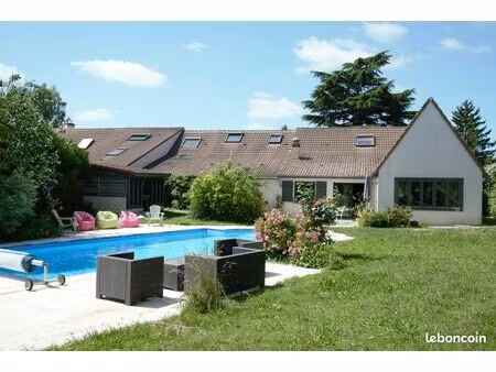 maison avec grande pièce à vivre et piscine