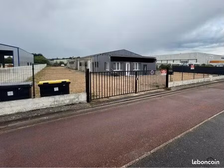 à louer : parc automobile / terrain commercial avec bureau – emplacement stratégique