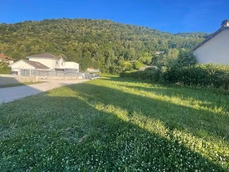 beau terrain plat de 815 m2