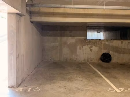 lace de parking pmr dans une résidence fermée au sous-sol avec place vélo  moto et local p