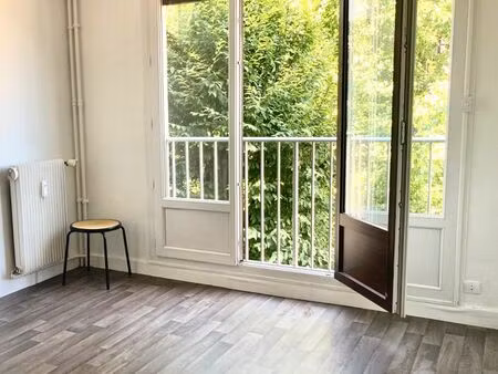 studio meublé et rénové 27m2 avec parking et case