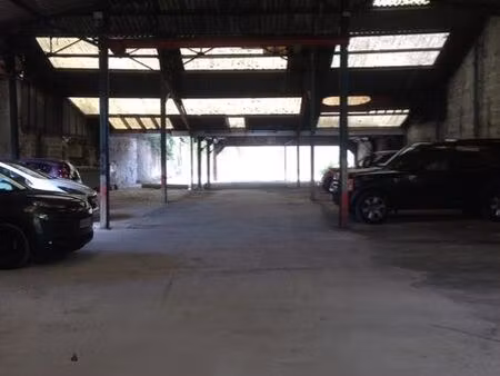 place de parking couverte et sécurisée