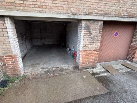 garage fermé dans un parking privé