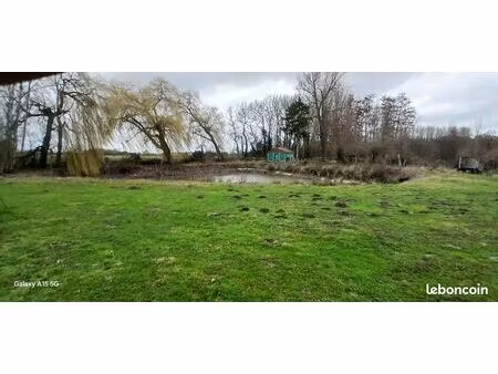 terrain de loisir avec etang et bois