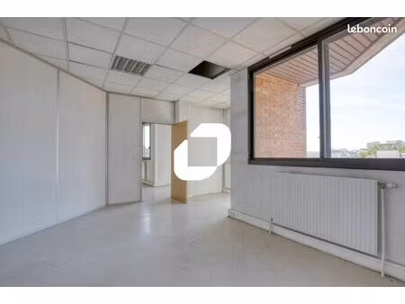 bureau 102 m²