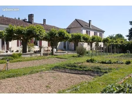 grand domaine 14 pièces - nombreuses dépendances sur 4 ha