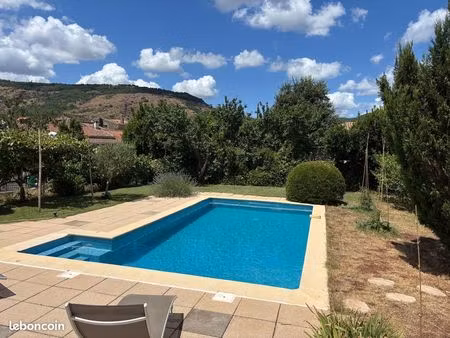 maison individuelle de plein pied avec terrasses piscine et jardin