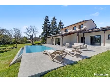 villa d’exception avec piscine à double débordement et parc arboré