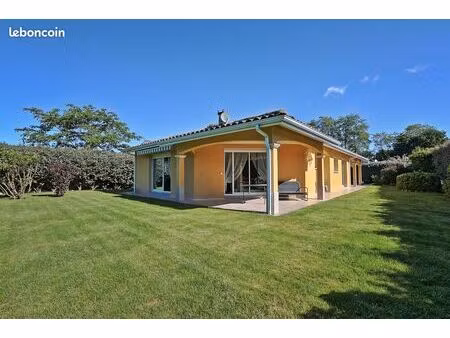 a saubion  villa de plain-pied avec grande terrasse et double garage