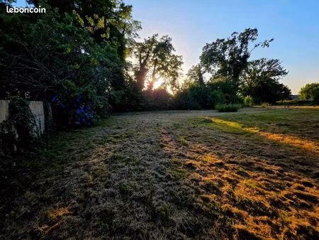rare à locqueltas – terrain constructible au calme proche vannes