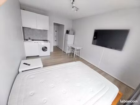 studio meublé tout équipé + place parking privé