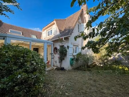 belle maison atypique avec cour et jardin arborés proche de bresles (60)