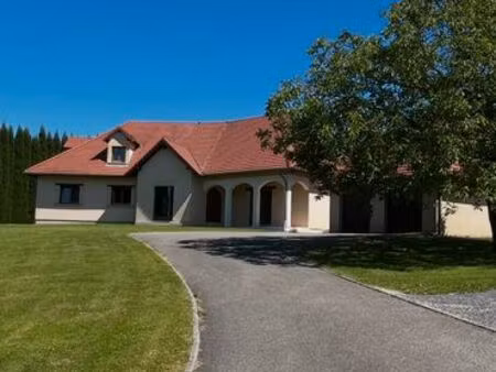 maison individuelle de 230 m² avec piscine sur 66 ares de terrain