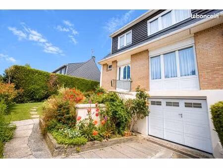 maison semi-individuelle avec sous-sol complet et garage