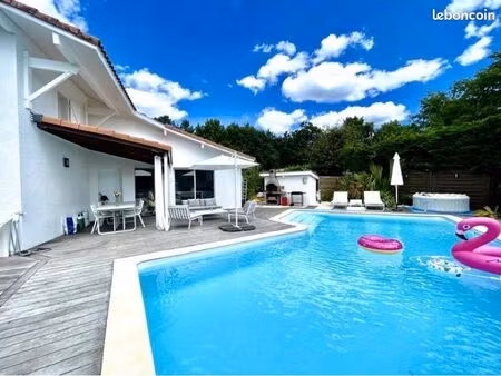 villa 6 chambres avec piscine chauffée sur jardin clôturé