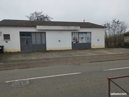 local commercial fenouillet village